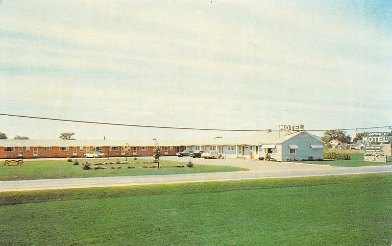 Pine River Motel (Moon-E-Motel) - Old Postcard